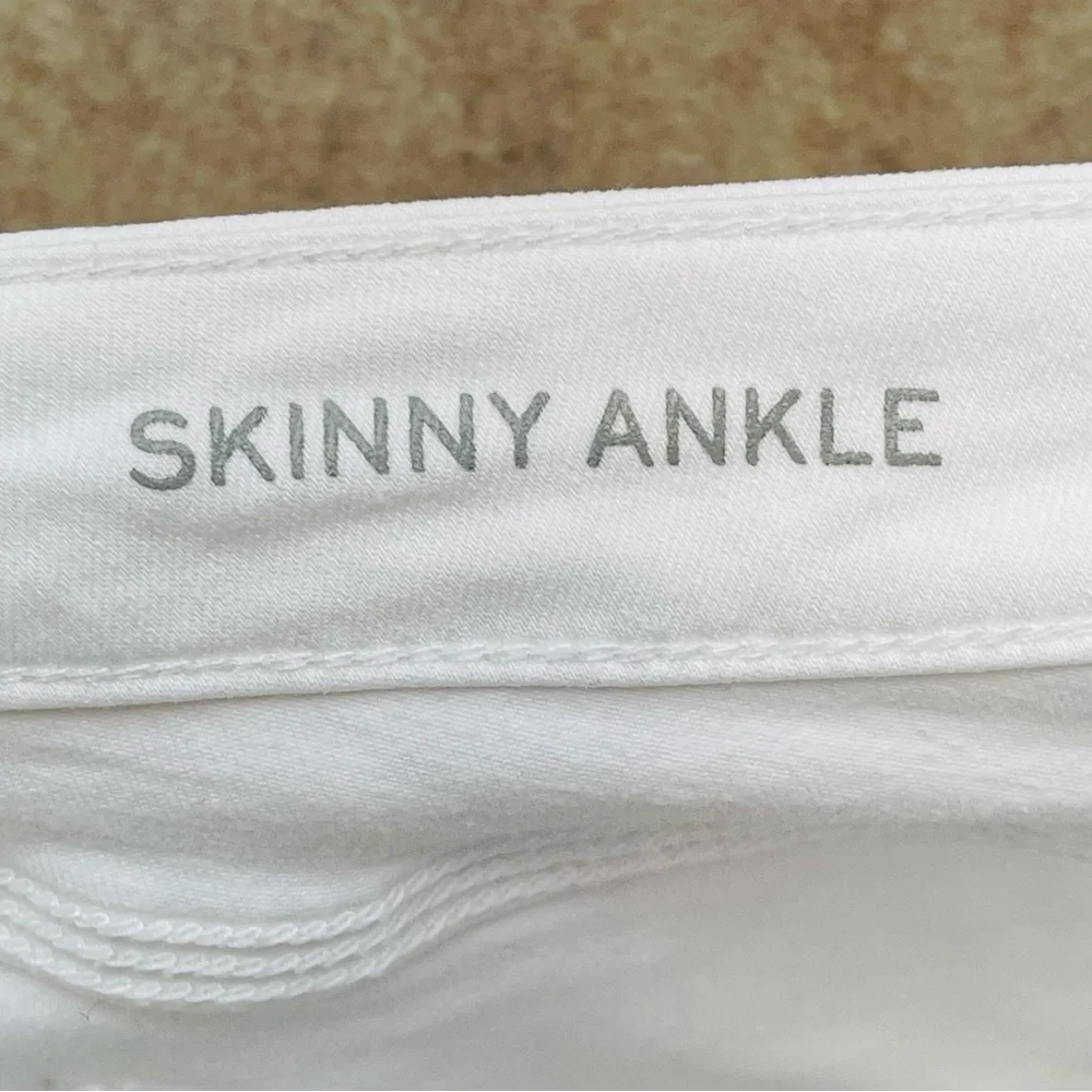 Women's Stylus Mid Rise 5 Pocket Skinny Ankle White Jeans, 6 Petite (28) - Picture 4 of 7